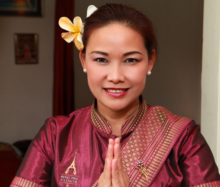 Frau mit thailändischer Begrüßungsgeste